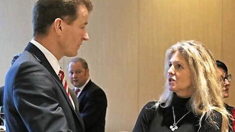 Gespräche beim Neujahrsempfang: Michael Rendl (Sparkassen-Vorstand) und Erna Buscham (Büro Kissinger Sommer).  Foto: Klein