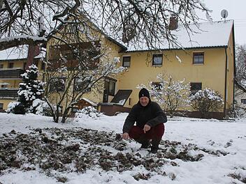 Die Wildschweine kommen im Kessel bis an die Häuser. Sie durchwühlen Wiesen, Felder und Pferdekoppeln, wie Jäger Hans-Dieter Ernst deutlich macht. Doch viel ausrichten kann er nicht. Die Anwohner ärgern sich über die Dreistigkeit der Tiere. Fotos: Sonja Adam