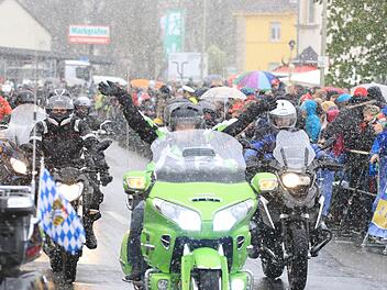 Sonne, Regen und - wie hier beim Korso - Schneeflocken: Die rund 1300 Teilnehmer an der Motorrad-Sternfahrt erlebten alle Witterungsbedingungen. Fotos: Ferdinand Merzbach