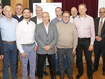 Die neue Kreisvorstandschaft mit Wahlleiter Richard Eichhorn, Christian Napp, Thomas Gratz, Hubert Baumann, Wilhelm Bohn, Christian Schorn, Andreas Feulner, Michael Weisenseel, Dominik Wei&szlig;meier, Harald Seeberger, Philipp Mohr und Markus Kutil Foto: Peter Vietze