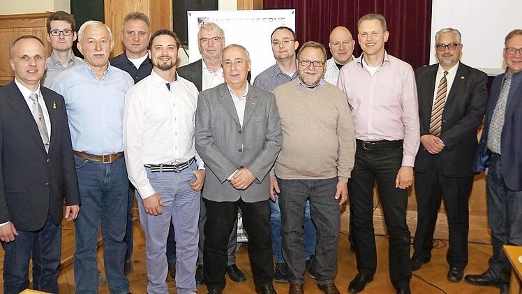 Die neue Kreisvorstandschaft mit Wahlleiter Richard Eichhorn, Christian Napp, Thomas Gratz, Hubert Baumann, Wilhelm Bohn, Christian Schorn, Andreas Feulner, Michael Weisenseel, Dominik Wei&szlig;meier, Harald Seeberger, Philipp Mohr und Markus Kutil Foto: Peter Vietze