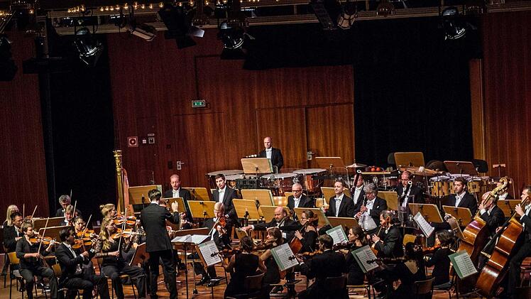 Unter Leitung seines neuen Ersten Kapellmeisters Johannes Braun beeindruckte das Philharmonische Orchester des Landestheater beim Konzert im Kongresshaus.Foto: Jochen Berger