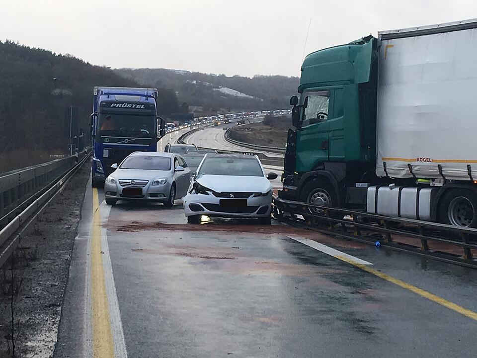 Lkw durchbricht auf A3 Leitplanke und kollidiert mit Gegenverkehr