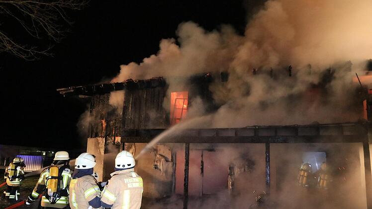 Am Montagabend ist in einer Gemeinschaftsunterkunft für Asylbewerber in Breitengüßbach ein Feuer ausgebrochen. Das Haus brannte komplett nieder, die Bewohner konnten sich retten. Foto: NEWS5 / Merzbach