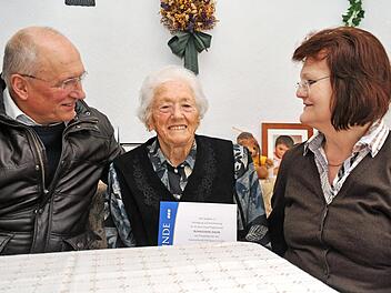 Vorsitzender Ferdinand Eismann und VdK-Betreuerin Renate Hack (r.) zeichnen Kunigunde Jakob besonders aus. Foto: privat