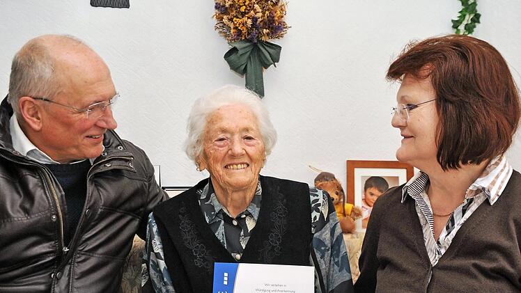 Vorsitzender Ferdinand Eismann und VdK-Betreuerin Renate Hack (r.) zeichnen Kunigunde Jakob besonders aus. Foto: privat