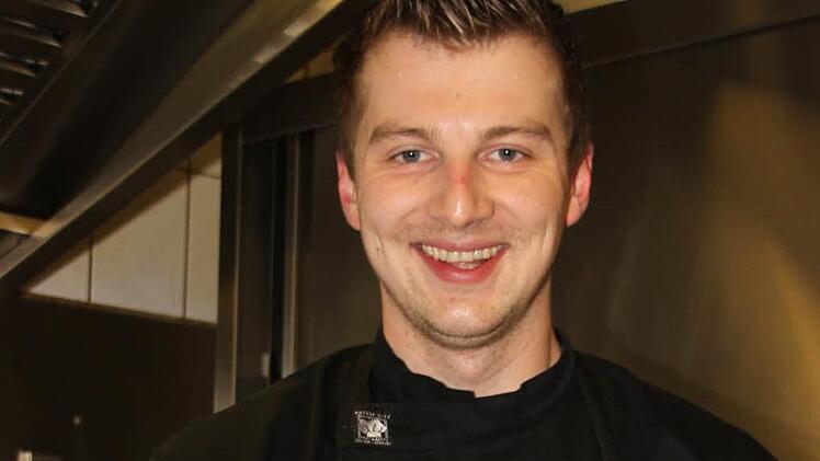 Profi-Koch Marcus Schulz steht den Teams als Coach zur Seite.   Foto: Dagmar Besand