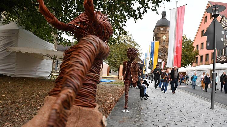 Flechtfiguren verschönern die Stadt Lichtenfels. Foto: Ronald Rinklef