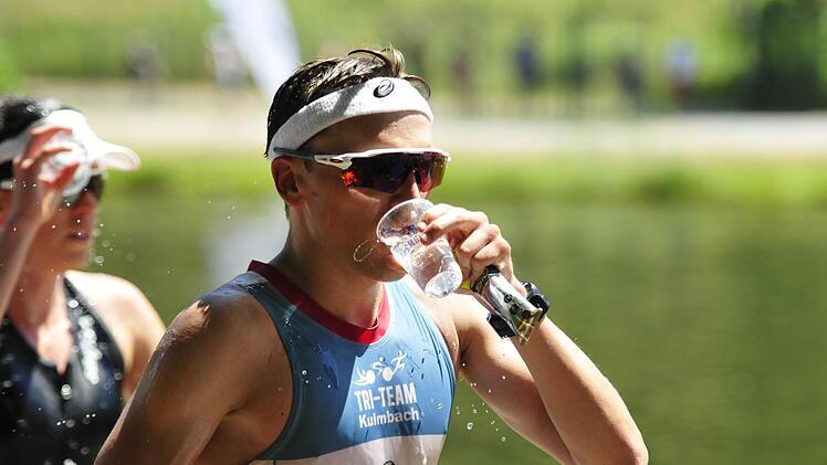 Philipp Neumeister vom ASV Kulmbach erfrischt sich an der Verpflegungsstelle auf der Laufstrecke. Foto: Karl Heinz Weber