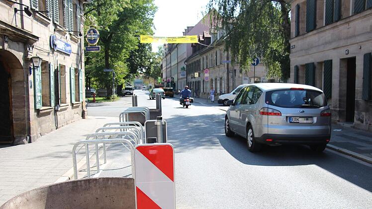 Vor der Studentenkneipe Kanapee in Erlangen wurden Pflanzkübel und Fahrradständer aufgestellt. Foto: Christian Bauriedel
