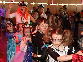 Bei einer Polonaise wurden alle Kinder ermuntert mitzumachen.  Foto: Wolfgang Desombre