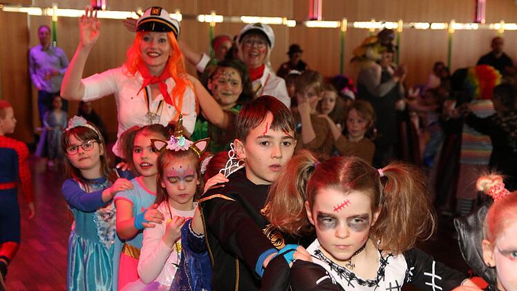 Bei einer Polonaise wurden alle Kinder ermuntert mitzumachen.  Foto: Wolfgang Desombre