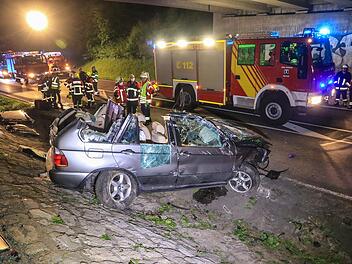 Irrfahrt mit fatalen Folgen: BMW kracht gegen Brückenpfeiler