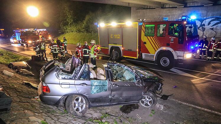 Irrfahrt mit fatalen Folgen: BMW kracht gegen Brückenpfeiler