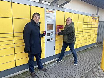 Konrad Körner (links) und Walter Drebinger vor einer privaten Packstation. Beide wünschen sich so etwas auch im Umfeld des neuen Rathauses für amtliche Dokumente.