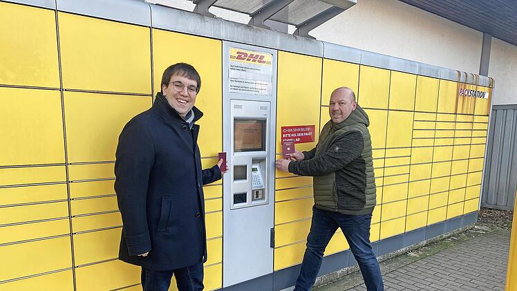 Konrad Körner (links) und Walter Drebinger vor einer privaten Packstation. Beide wünschen sich so etwas auch im Umfeld des neuen Rathauses für amtliche Dokumente.