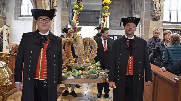 Zum Erntedankgottesdienst trugen die Mitglieder Trachten.