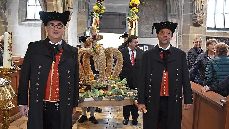 Zum Erntedankgottesdienst trugen die Mitglieder Trachten.