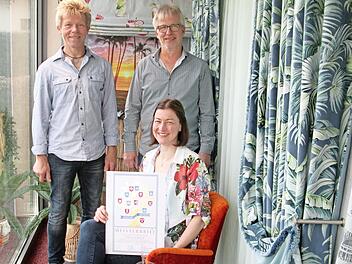 Drei Meister gibt es jetzt im Untererthaler Raumausstatter-Betrieb Meder. Neben Georg (links) und Andreas Meder (rechts) kann auch Christiane Bürger den Meisterbrief vorweisen, den sie stolz in ihrem Meisterstück - einem Sessel - präsentiert.