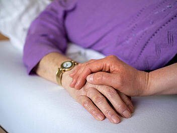 Familienpflegegeld, pflegende Angeh&ouml;rige, Pflege, Pflegeheim, Geld, Pflegekasse