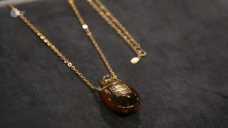 Eine Parf&uuml;mflakon-Kette aus dem Jahr 1978 wartete ebenfalls auf einen neuen Besitzer.