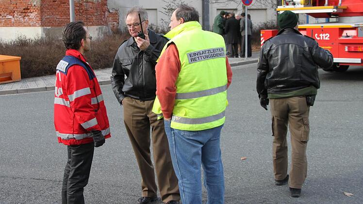 Die Einsatzkräfte am Boden. Foto: Stephan Tiroch