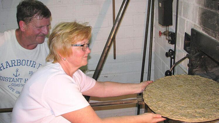Nur wenige Minuten muss der Zwiebelkuchen in den Backofen. Verantwortlich dafür waren unter anderem Erhard Virnekäs und Hiltrud Fuchs.  Foto: Ralf Naumann