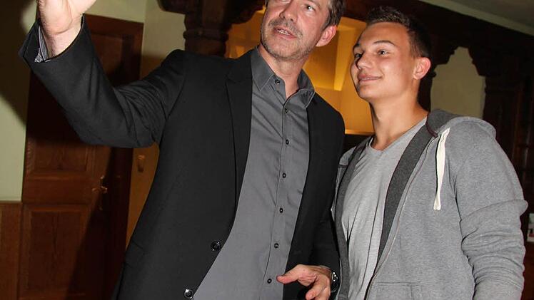 Ein bisschen Spaß muss sein. Sternekoch Alexander Herrmann stellte sich auch gerne für Selfies mit den Azubis zur Verfügung - Sam Kern war begeistert. Foto: Sonja Adam