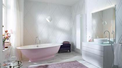 Heitere Sommerlaunen wie diese rosafarbene Badewanne sind in deutschen Bädern eher selten, aber dennoch sehr erfrischend. Foto: Vereinigung Deutsche Sanitärwirtschaft (VDS)/Burgbad