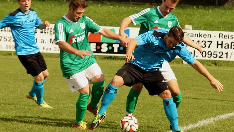 Josef Pickel (Zweiter von links) erzielte das bisher einzige Tor für den FC Sand. In Eichstätt wollen die Sander diese Bilanz verbessern.
