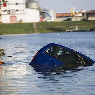 Auto versinkt in Hassfurt im Main