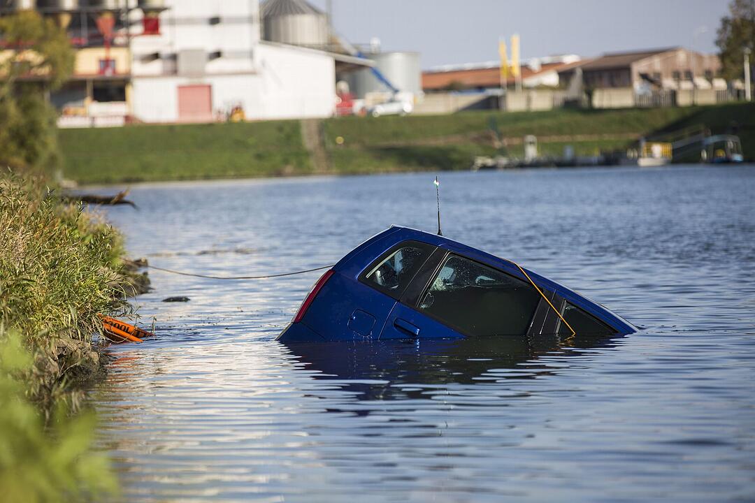 Auto versinkt in Hassfurt im Main
