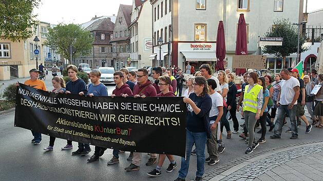 Start im Kressenstein: Rund 500 Menschen, unter ihnen Politiker aller Couleur mit Ausnahme der AfD, Vertreter der Kirchen und Gewerkschaften, nahmen mit dem Aktionsbündnis "Kunterbunt" am Schweigemarsch teil. Links Organisator Matthias Hahn.       Fotos: Peter Müller