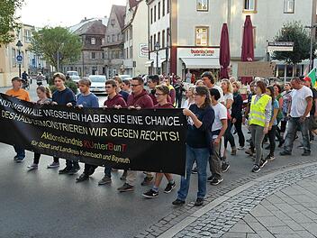 Start im Kressenstein: Rund 500 Menschen, unter ihnen Politiker aller Couleur mit Ausnahme der AfD, Vertreter der Kirchen und Gewerkschaften, nahmen mit dem Aktionsbündnis "Kunterbunt" am Schweigemarsch teil. Links Organisator Matthias Hahn.       Fotos: Peter Müller