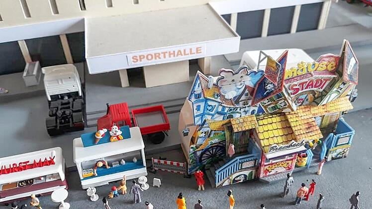 Buden vor der Dreifachsporthalle: Das wird es in der Realität bald nicht mehr geben - die Halle wird abgerissen. Foto: privat