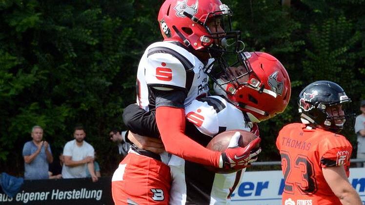 Die Herzogenaurach Rhinos zerlegten im ersten Heimspiel ihrer ersten Football-Saison mit Vollkontakt vor 800 Zuschauern die Black Dukes Coburg mit 32:0.herzopress
