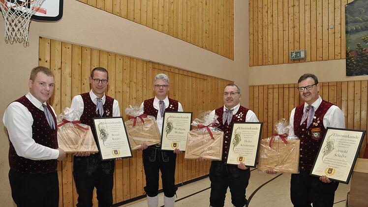 Vereinsvorsitzender Christoph Büchner (links) übereichte eine persönlich gestaltete Holzbriefmarke mit Urkunde und ernannte Heiko Schuhmann (2. von rechts) zum Ehrenvorstand, sowie Bernd Karges, Wolfgang Wehner und Arnold Scheller (von links) zu Ehrenmitgliedern. Foto: Peter Klopf