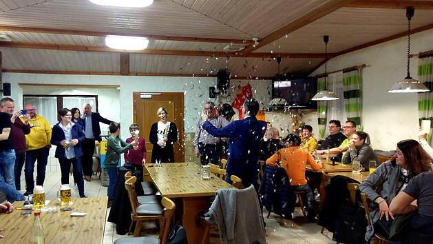 Die Freien Wähler feierten Karsten Fischkals Sieg im DJK-Sportheim. Foto: privat