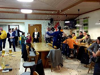 Die Freien Wähler feierten Karsten Fischkals Sieg im DJK-Sportheim. Foto: privat