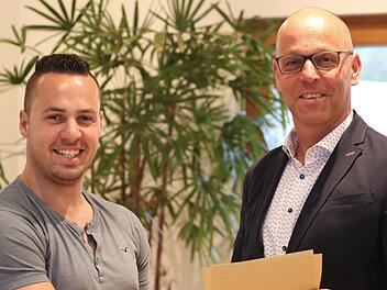 Daniel Kleinheinz (links) wurde 2018 zum stellvertretenden Leiter des Standesamtes in Wildflecken bestellt. Nun gibt die Marktgemeinde das Standesamt komplett auf. Bürgermeister Gerd Kleinhenz (rechts) hofft auf Einsparungen. Foto: Sebastian Schmitt