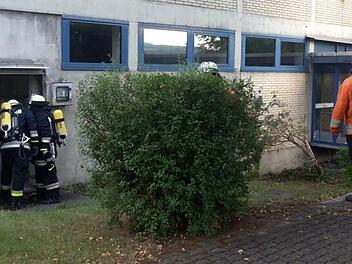 Etwa 20 Feuerwehrleute kontrollierten die Lage an der Realschule I. Foto: Feuerwehr Kronach