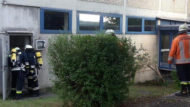 Etwa 20 Feuerwehrleute kontrollierten die Lage an der Realschule I. Foto: Feuerwehr Kronach