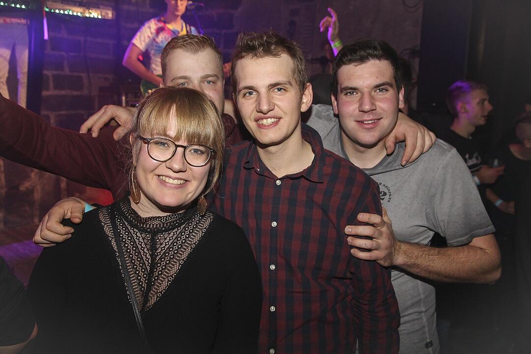 Die Partyband "Power" heizte ordentlich ein.