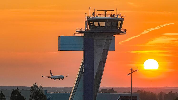 Nürnberg: Tower am Flughafen steht seit 25 Jahren - das macht ihn so besonders