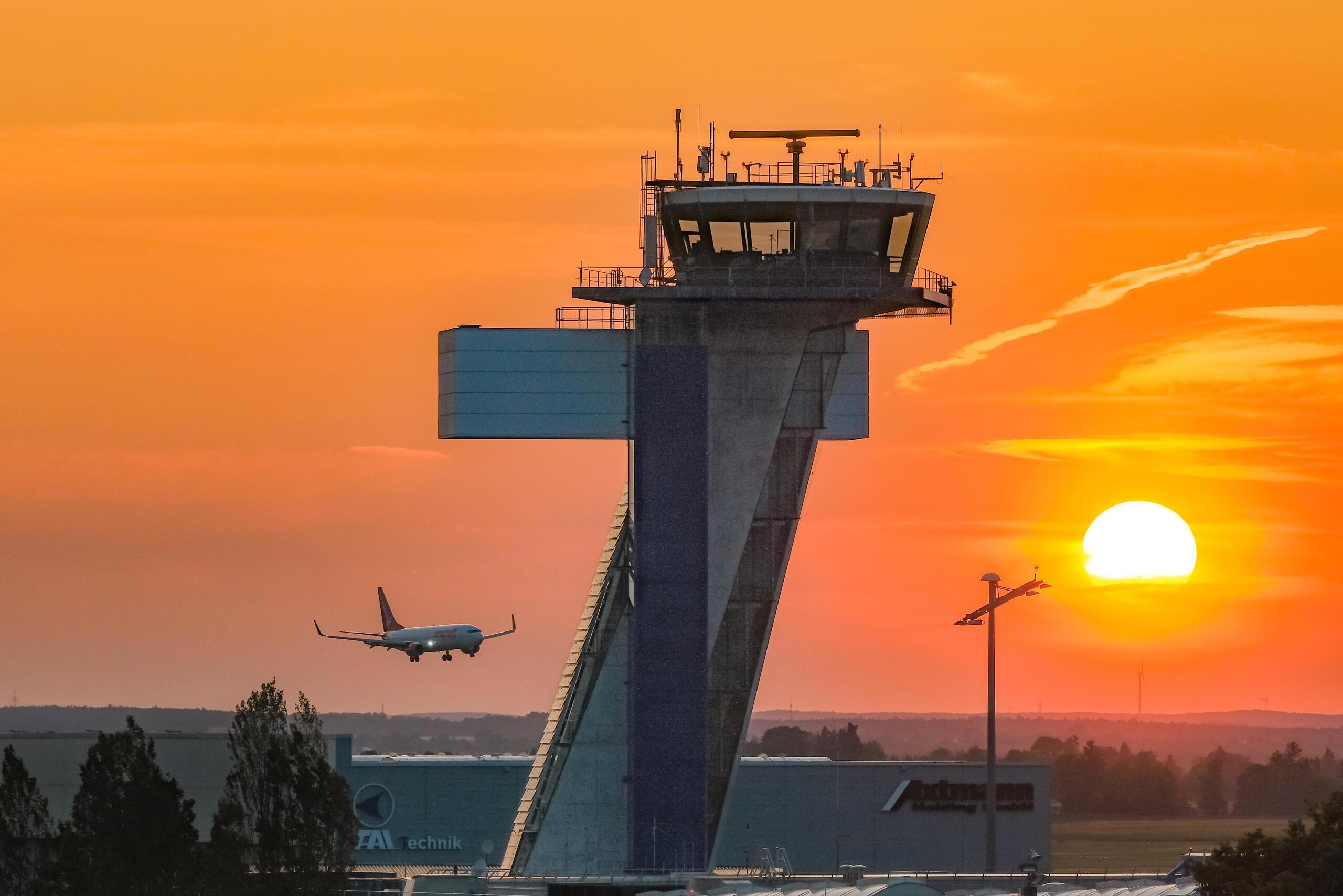 Flughafen Nürnberg Tower steht seit 25 Jahren das macht ihn so besonders