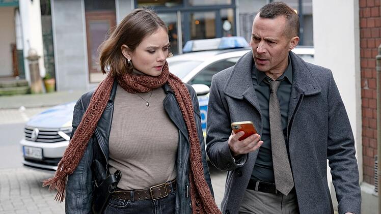 Kommissar Rupert (Barnaby Metschurat) und Kollegin Jessie (Sofie Eifertinger) sollen mehr &uuml;ber das Umfeld von Johann Ricklef herausfinden. Er steht im Verdacht, seine Frau und seinen Sohn zu schlagen.