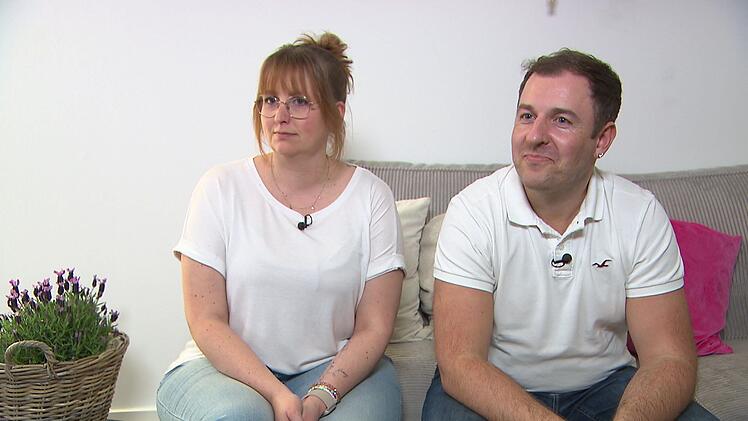 Katrin und Tim sind gr&ouml;&szlig;tenteils mit dem Dinner zufrieden.