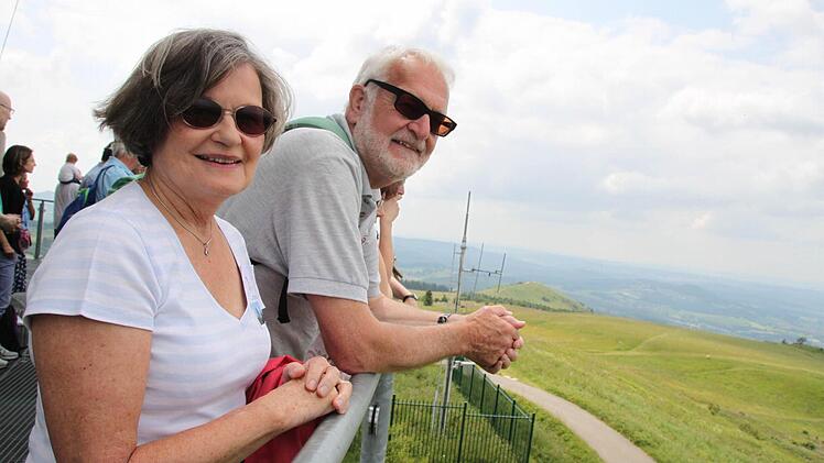 Blick in die Ferne: Die Engländer Rosemary und Keith Brockbank schauen vom Aussichtspunkt am Radom in die Rhön.
