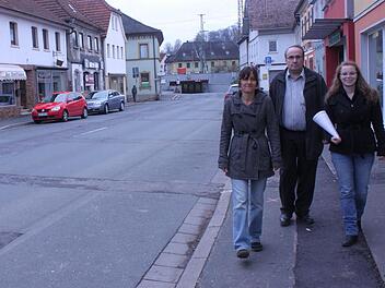 In der Coburger Straße haben Jennifer Hartmann (Reisebüro), Helmut Standke ("Die Modelleisenbahn") und Erika Thielert-Keil (Naturkostladen; von rechts) ihre Geschäfte. Und sie möchten auch während der Bauphase dort für ihre Kunden gut erreichbar sein. Dafür haben sie unter diesen Unterschriften gesammelt, die sie morgen ins Rathaus bringen werden. Foto: Ramona Popp