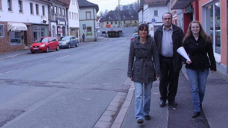 In der Coburger Straße haben Jennifer Hartmann (Reisebüro), Helmut Standke ("Die Modelleisenbahn") und Erika Thielert-Keil (Naturkostladen; von rechts) ihre Geschäfte. Und sie möchten auch während der Bauphase dort für ihre Kunden gut erreichbar sein. Dafür haben sie unter diesen Unterschriften gesammelt, die sie morgen ins Rathaus bringen werden. Foto: Ramona Popp